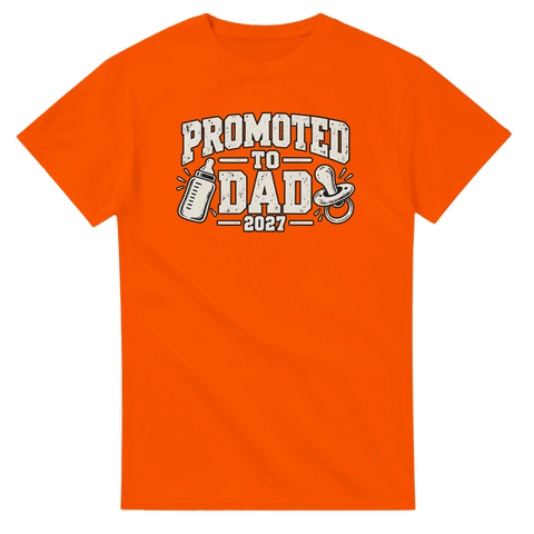 T-shirt med texten Promoted to Dad 2027, napp och nappflaska