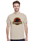 Jurassic Bark-logga med svart hundprofil i röd cirkel, text "Jurassic Bark" på beige t-shirt.