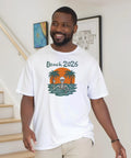 Skelett som vinkar i vatten med palmträd och solnedgång, text "Beach 2026" på vit t-shirt.