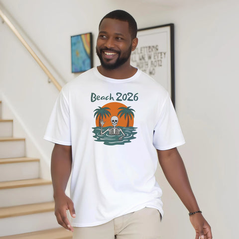 Skelett som vinkar i vatten med palmträd och solnedgång, text "Beach 2026" på vit t-shirt.