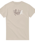 Du är kass" text och sittande kvinna på beige t-shirt.
