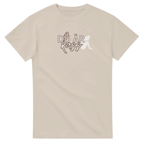 Du är kass" text och sittande kvinna på beige t-shirt.
