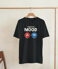 Kaxig t-shirt med humoristiskt Today's Mood motiv hängande på klädställning