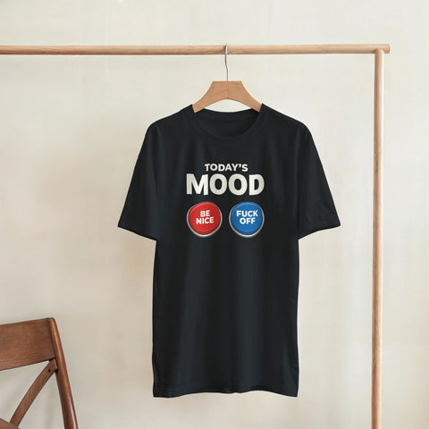 Kaxig t-shirt med humoristiskt Today's Mood motiv hängande på klädställning