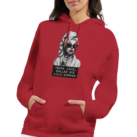 Marilyn Monroe-inspirerad kvinna med solglasögon, rött läppstift, text "Ingen jävel kallar mig lilla gumman" på röd hoodie.