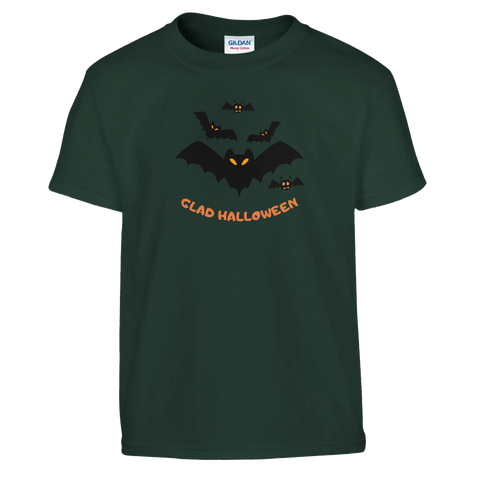 Tecknade svarta fladdermöss med orange ögon och "Glad Halloween" text på mörkgrön barntröja.