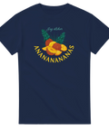 Stiliserat motiv av en hel och skivad ananas på marinblå t-shirt
