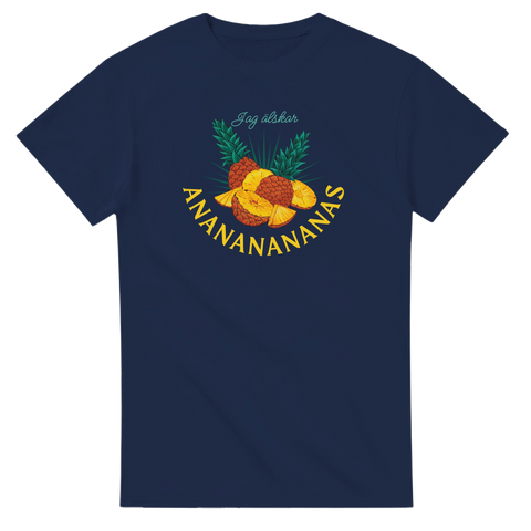 Stiliserat motiv av en hel och skivad ananas på marinblå t-shirt