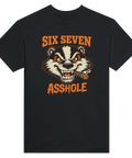 Svart t-shirt med motiv av en arg grävling som röker cigarr – Six Seven Asshole