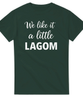 T-shirt med texten We like it a little lagom i vit skrivstil på mörkgrön bakgrund