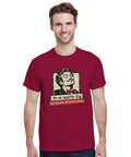 Modell i vinröd t-shirt med mansporträtt med fluga och texten ”De sa uppför dig. Jag bajsade på deras altan.”