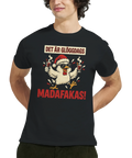 Man bär en svart t-shirt med roligt julcitat och kycklingillustration