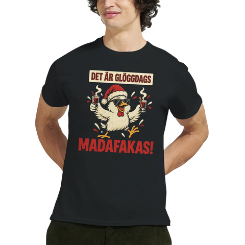 Man bär en svart t-shirt med roligt julcitat och kycklingillustration