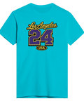 Los Angeles 24 USA-tryck i guld, lila och svart på en turkos t-shirt, sportig college-stil.