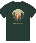 Grafisk illustration av granskog i solnedgång på mörkgrön t-shirt