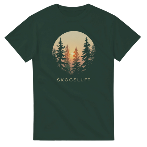 Grafisk illustration av granskog i solnedgång på mörkgrön t-shirt