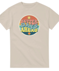 Retro "Better Days Ahead" text med sol och blomma i färgglad cirkel på beige t-shirt.