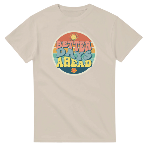 Retro "Better Days Ahead" text med sol och blomma i färgglad cirkel på beige t-shirt.
