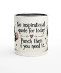 Mugg med texten No inspirational quote for today och figurer med boxningshandskar.