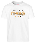 Minimalistisk vit t-shirt med nostalgisk textdesign för äldre syskon