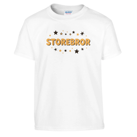 Minimalistisk vit t-shirt med nostalgisk textdesign för äldre syskon
