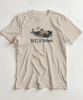 Närbild på t-shirt med humoristiskt utter-tryck och texten Bitch Down
