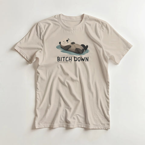 Närbild på t-shirt med humoristiskt utter-tryck och texten Bitch Down