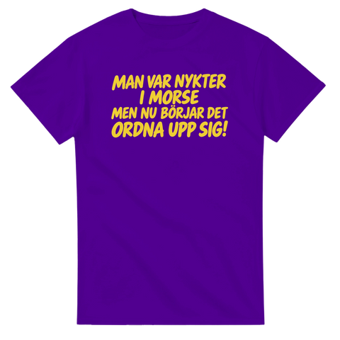 Lila tröja med gul text "Man var nykter i morse men nu börjar det ordna upp sig"