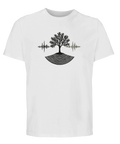 Vit ekologisk t-shirt med detaljrikt grafiskt tryck av skogens rytm