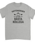 Kaffemaskinen är min bästa kollega" text med kaffekopp och bönor på grå t-shirt.