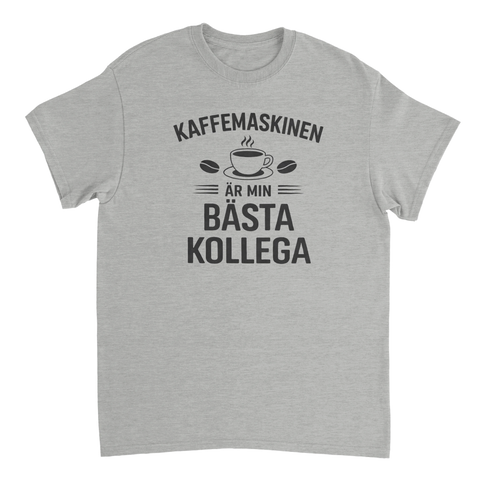 Kaffemaskinen är min bästa kollega" text med kaffekopp och bönor på grå t-shirt.