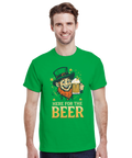 Man bär en grön t-shirt med Here for the Beer leprechaun-motiv