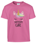 Enhörningsansikte med regnbågsman och texten "Birthday Girl" på rosa barntröja.