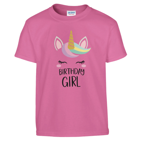 Enhörningsansikte med regnbågsman och texten "Birthday Girl" på rosa barntröja.