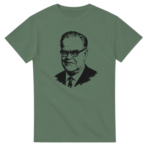 Svartvitt porträtt av Tage Erlander på grön t-shirt – grafisk t-shirt för historieintresserade