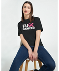 Minimalistisk design med texten Fuck Cancer och rosa illustration