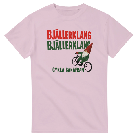 Humoristisk illustration av en tomte på cykel på en ljusrosa t-shirt