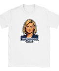 Kristdemokraterna 2026 politikerporträtt av kvinna med blont hår på vit t-shirt.