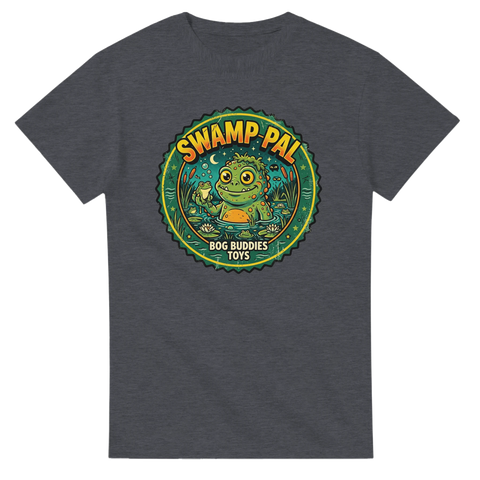 Lekfullt träskmonster och groda i nattlig miljö på en antracitgrå t-shirt