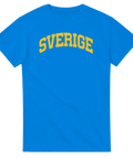 Sportig gul text med ordet Sverige på en klarblå t-shirt