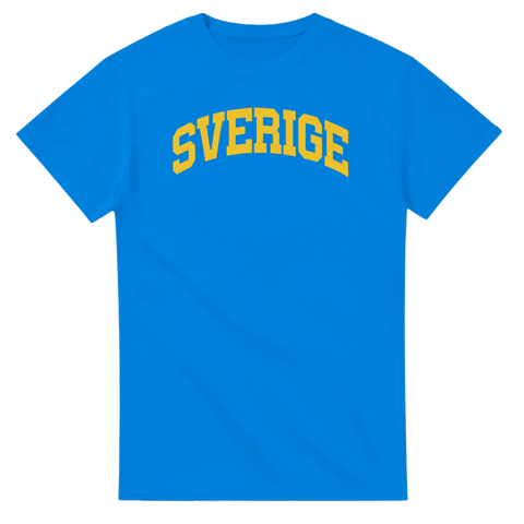 Sportig gul text med ordet Sverige på en klarblå t-shirt
