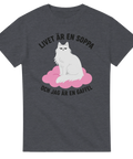 Mörkgrå t-shirt med en vit katt på ett rosa moln och texten Livet är en soppa