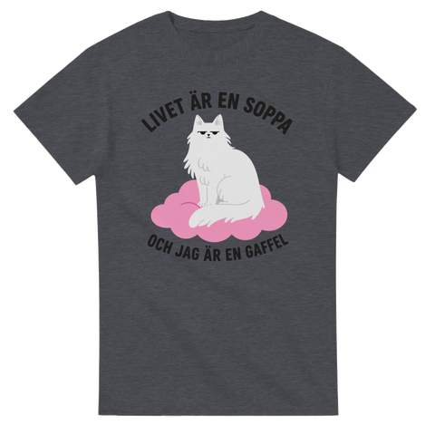 Mörkgrå t-shirt med en vit katt på ett rosa moln och texten Livet är en soppa