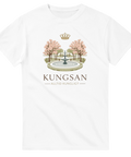 Grafisk illustration av Kungsträdgården med körsbärsblom och fontän på vit t-shirt