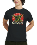 Man bär en svart t-shirt med ett grönt monstertryck och texten Grogg