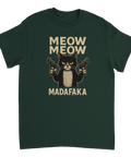 Svart katt med pistoler, text "MEOW MEOW MADAFKA" på mörkgrön t-shirt.
