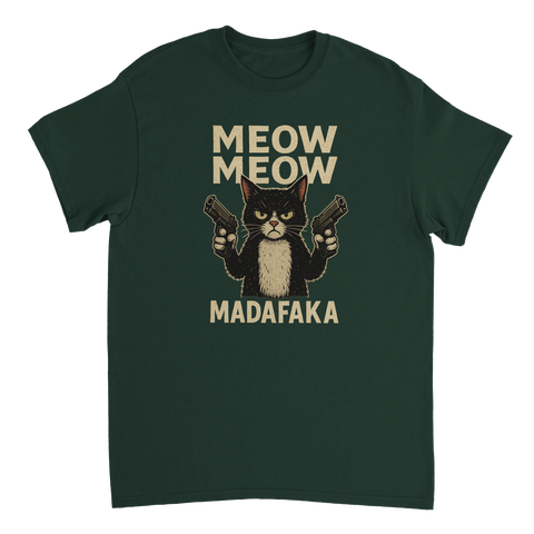 Svart katt med pistoler, text "MEOW MEOW MADAFKA" på mörkgrön t-shirt.
