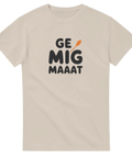 Lekfull textdesign 'GE MIG MAAAT' med sked på beige t-shirt.