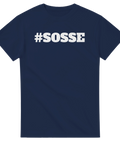 Politiskt budskap med texten SOSSE på en marinblå t-shirt