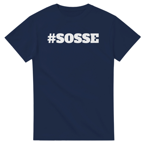 Politiskt budskap med texten SOSSE på en marinblå t-shirt